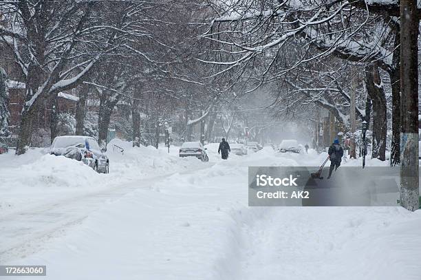 Street En Invierno Foto de stock y más banco de imágenes de Blanco - Color - Blanco - Color, Calle, Calle principal - Calle