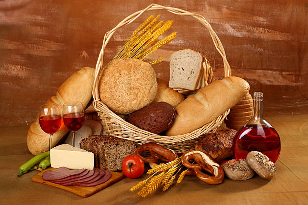 variété de pains dans le panier avec vin rouge - bread bread basket basket whole wheat photos et images de collection