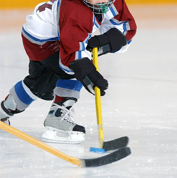 jugador de hockey éxitos el paso - ice hockey hockey puck playing shooting at goal fotografías e imágenes de stock