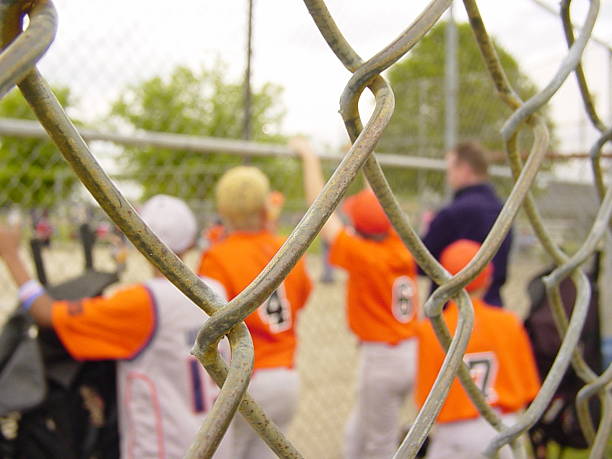 außerhalb sie im flachen dof - playing field little league baseballs baseball player stock-fotos und bilder