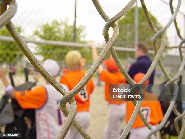 Al Di Fuori Di Guardareshallow Dof - Fotografie stock e altre immagini di Little League - Little League, Genitori, Spettatore