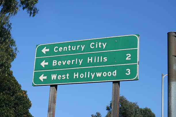 дорожный знак, указывающий на что-то, в беверли-хиллз - beverly hills california sign road sign usa стоковые фото и изображения