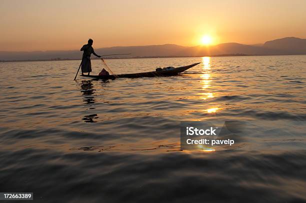 Рыбак Силуэт На Закате — стоковые фотографии и другие картинки Intha Fisherman - Intha Fisherman, Аборигенная культура, Весло