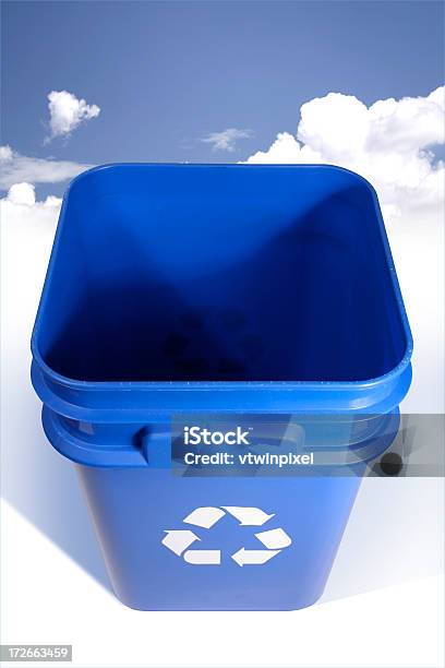 Il Riciclaggio - Fotografie stock e altre immagini di Ambiente - Ambiente, Bidone per il riciclaggio, Blu