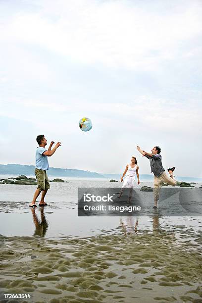 Freunde Am Strand Stockfoto und mehr Bilder von Aktivitäten und Sport - Aktivitäten und Sport, Bedeckter Himmel, Bewegung