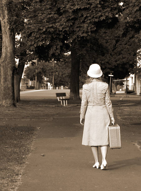 retour chez vous - suitcase retro revival women old fashioned photos et images de collection