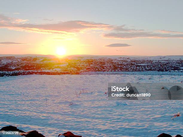Zima Zachód Słońca - zdjęcia stockowe i więcej obrazów Gospodarstwo - Gospodarstwo, Śnieg, Bez ludzi