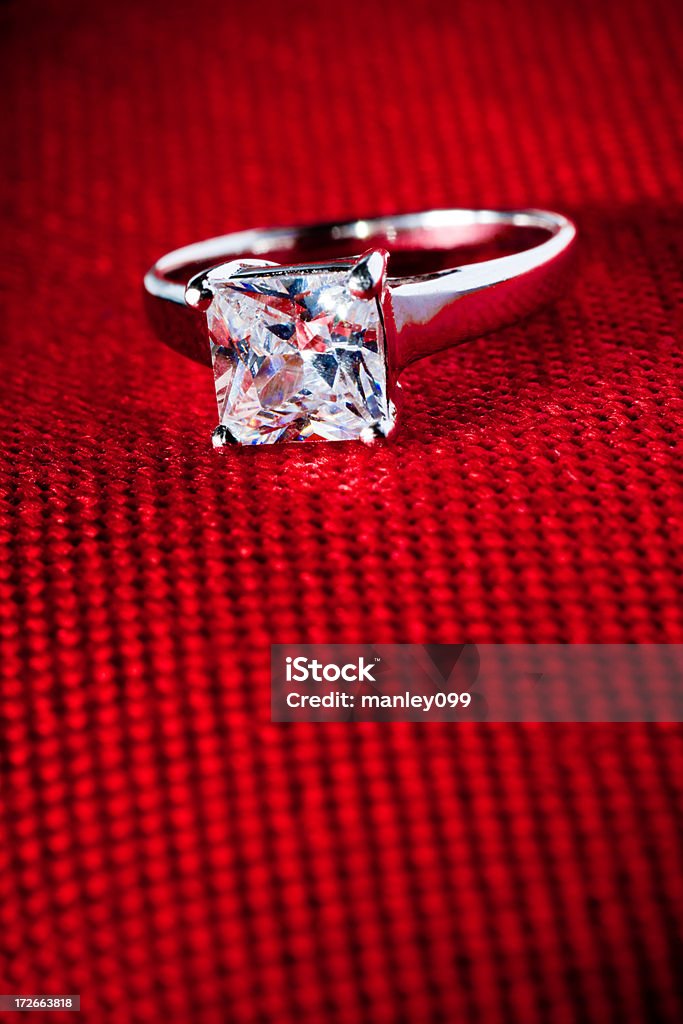 Grande Anel de Diamante sobre Vermelho textura - Royalty-free Anel de Diamante Foto de stock