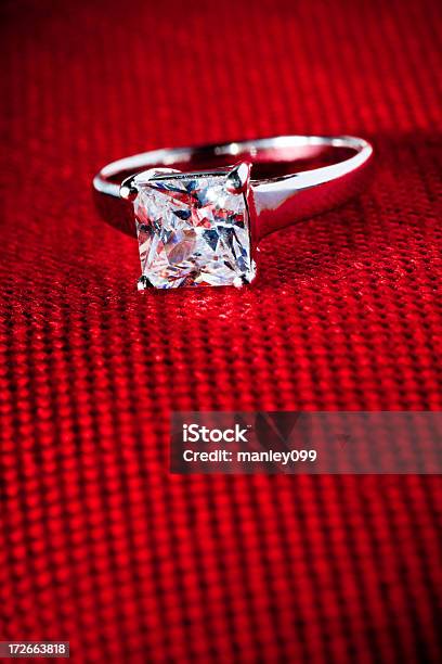 Grande Anel De Diamante Sobre Vermelho Textura - Fotografias de stock e mais imagens de Anel de Diamante - Anel de Diamante, Anel de Casamento, Anel de Noivado