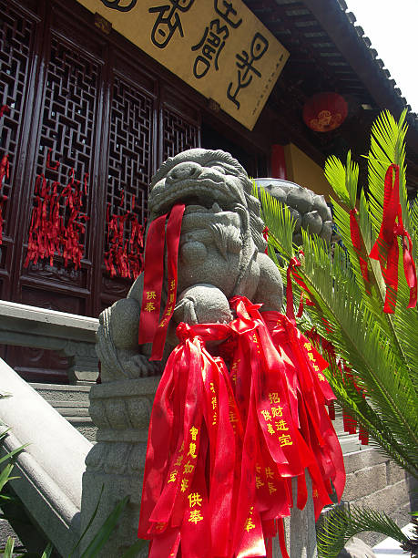 stone león en el templo del buda de jade, shanghai (china - emperor jade shanghai lion fotografías e imágenes de stock