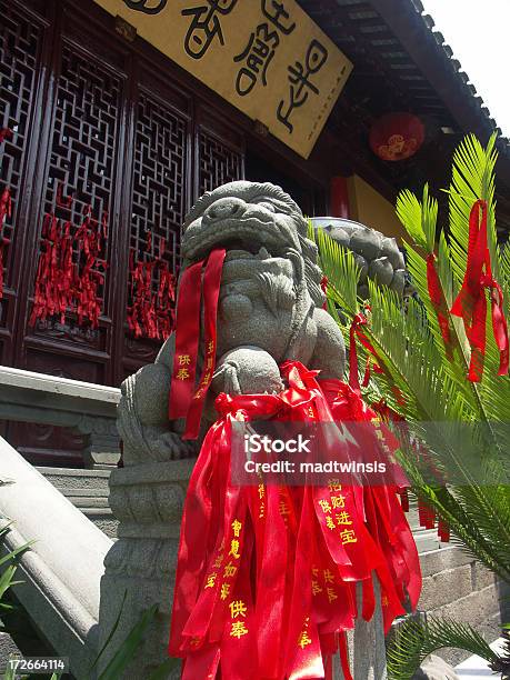 Foto de Stone Leão No Templo Do Buda De Jade Xangai China e mais fotos de stock de Animais Machos