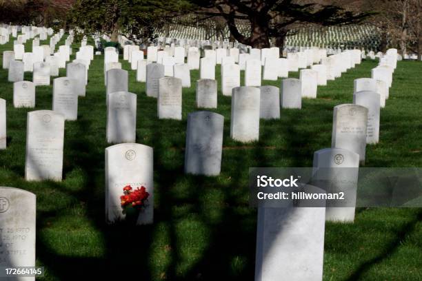 Sombras El Cementerio De Arlington Foto de stock y más banco de imágenes de Arlington - Arlington, Cementerio, Cementerio Nacional de Arlington