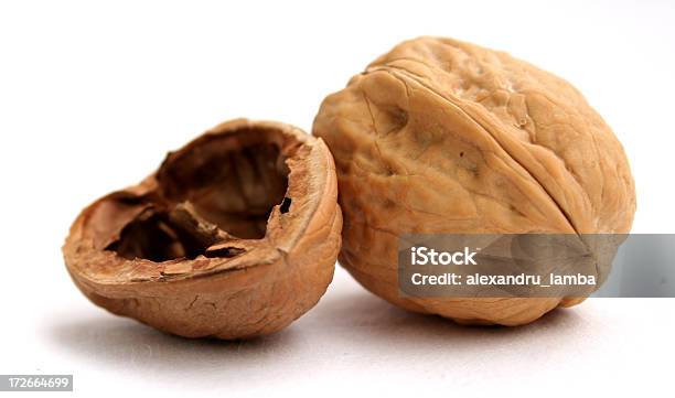 Walnut Shell 견과류 껍질에 대한 스톡 사진 및 기타 이미지 - 견과류 껍질, 호두, 껍데기