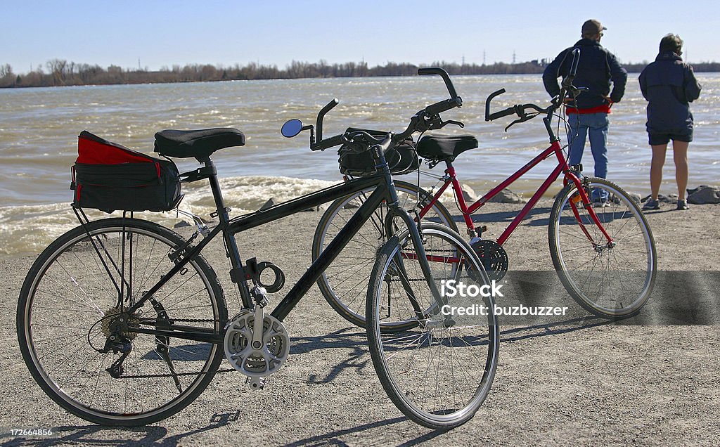 Casal em um passeio de Bicicleta - Royalty-free Adulto Foto de stock