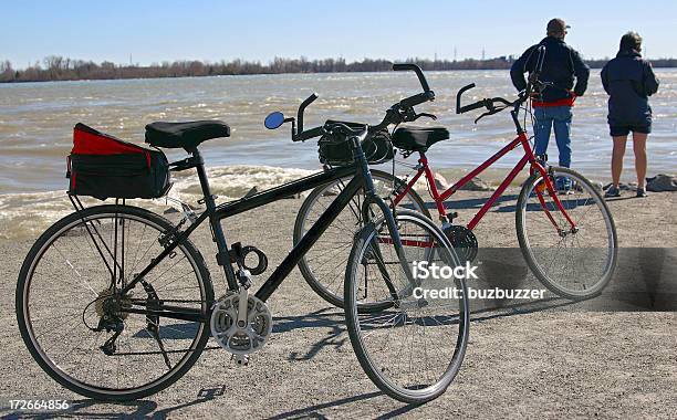 Casal Em Um Passeio De Bicicleta - Fotografias de stock e mais imagens de Adulto - Adulto, Ao Ar Livre, Atividade