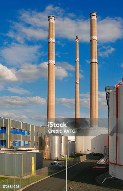 Industrial Plant Foto de stock y más banco de imágenes de Azul - Azul, Cambio climático, Carbón