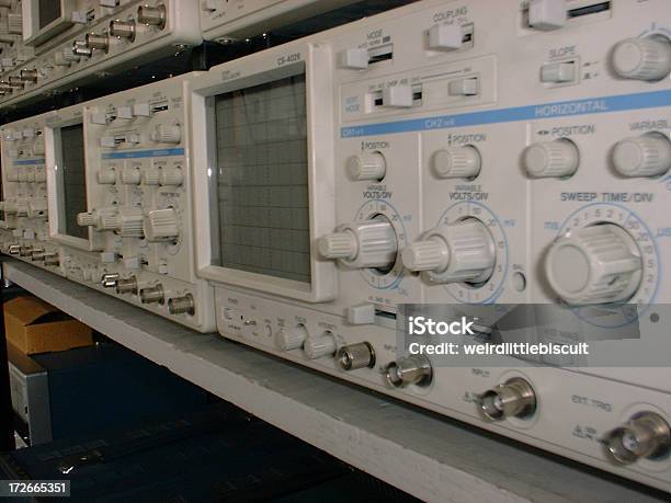 Osciloscópios Racked - Fotografias de stock e mais imagens de Eletricidade - Eletricidade, Equipamento, Experiência científica