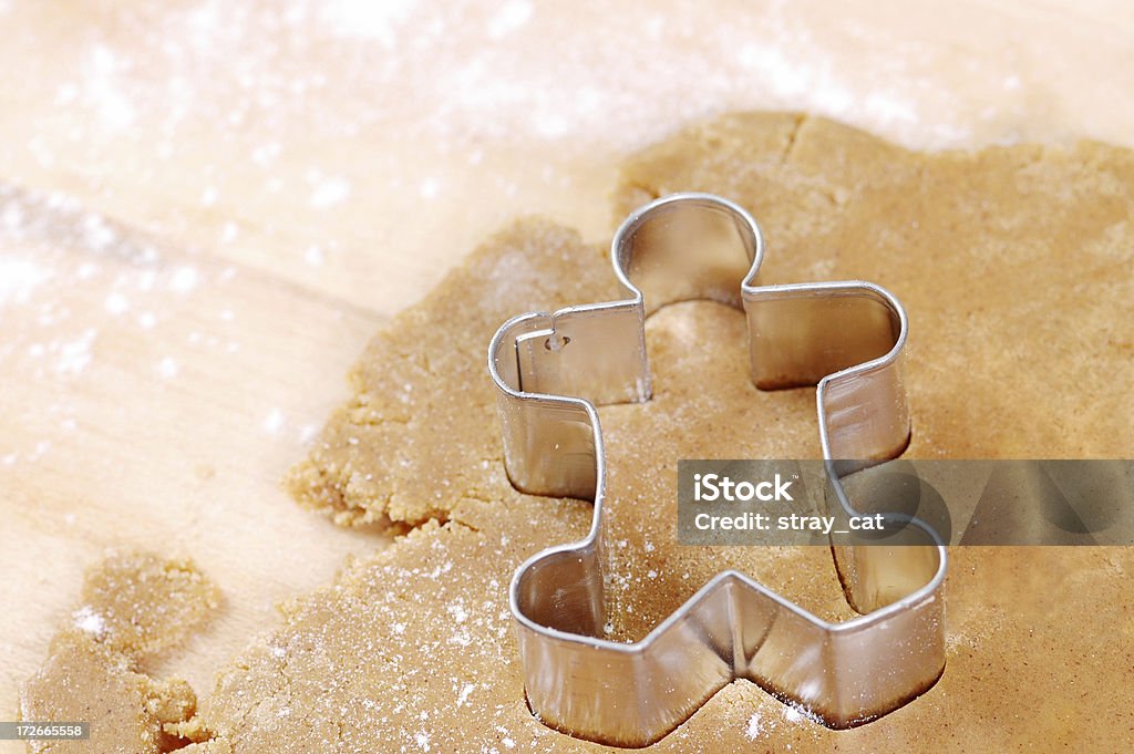 Homem de Gingerbread no processo - Foto de stock de Assar royalty-free