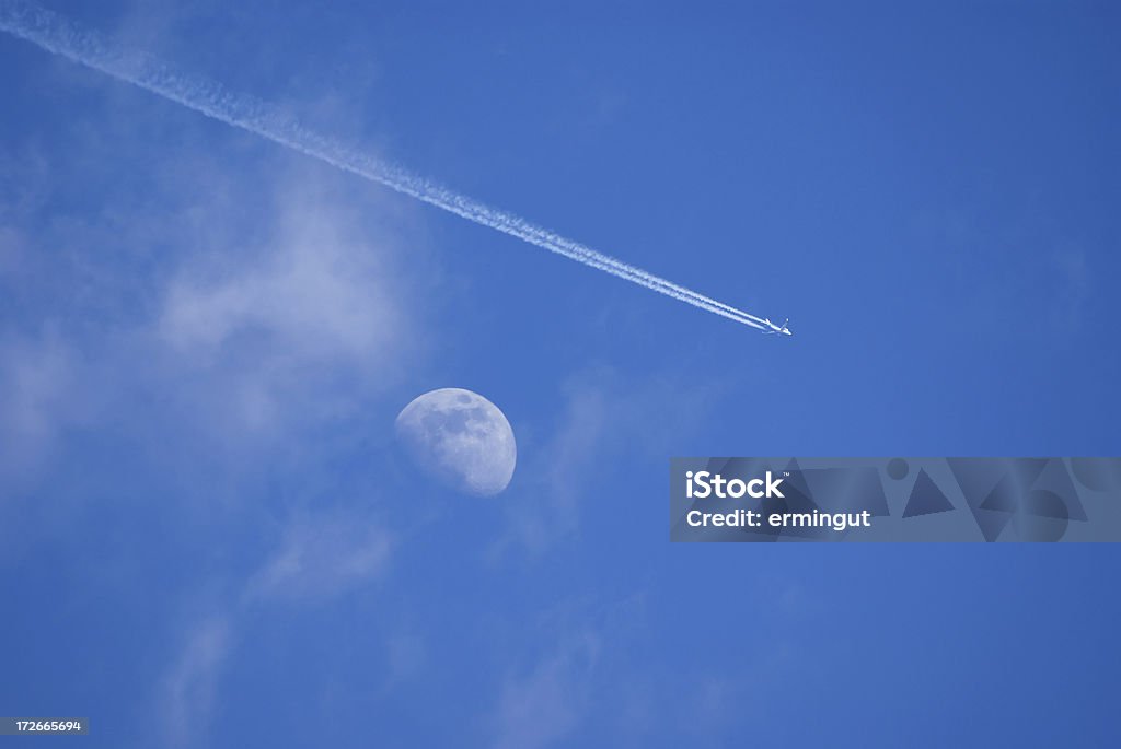 Pasajeros pasando por la luna - Foto de stock de Ala de avión libre de derechos