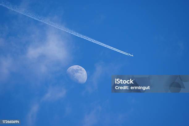 Pasajeros Pasando Por La Luna Foto de stock y más banco de imágenes de Ala de avión - Ala de avión, Avión, Avión de pasajeros