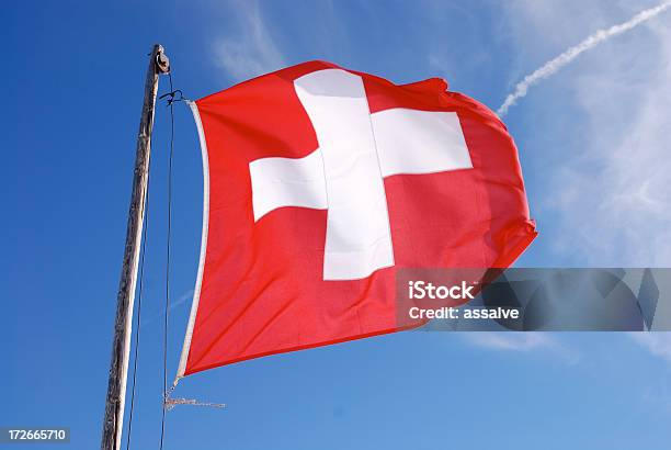Bandeira Da Suíça No Vento Contra O Céu Azul - Fotografias de stock e mais imagens de Azul - Azul, Bandeira, Bandeira da Suíça