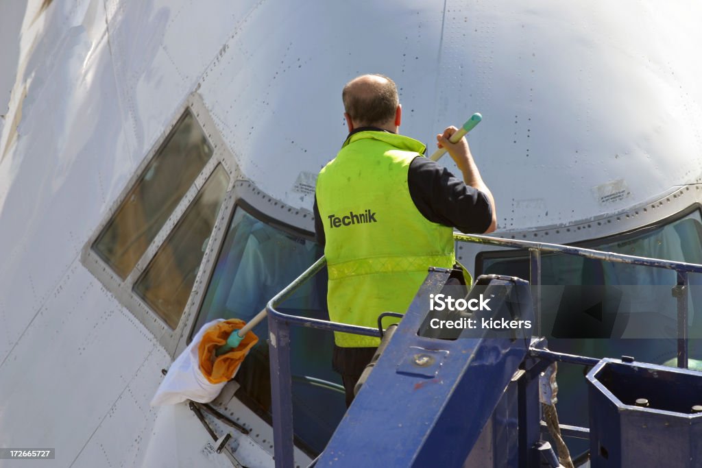 Очистка самолет ´ s cockpit окно - Стоковые фото Убирать роялти-фри