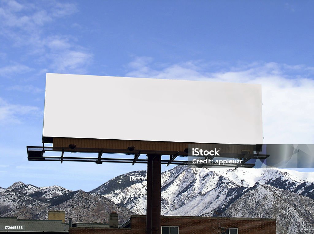 Panneau d'affichage avec des montagnes enneigées - Photo de Panneau d'affichage libre de droits