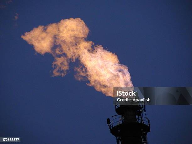 Burning Gases De Fundición De Acero Foto de stock y más banco de imágenes de Acero - Acero, Calor, Cañón de chimenea