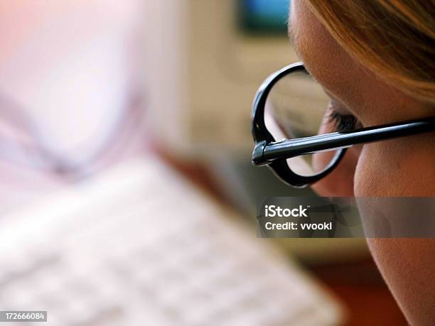 Chica En El Trabajo De Oficina Foto de stock y más banco de imágenes de Adolescente - Adolescente, Adulto, Aprender