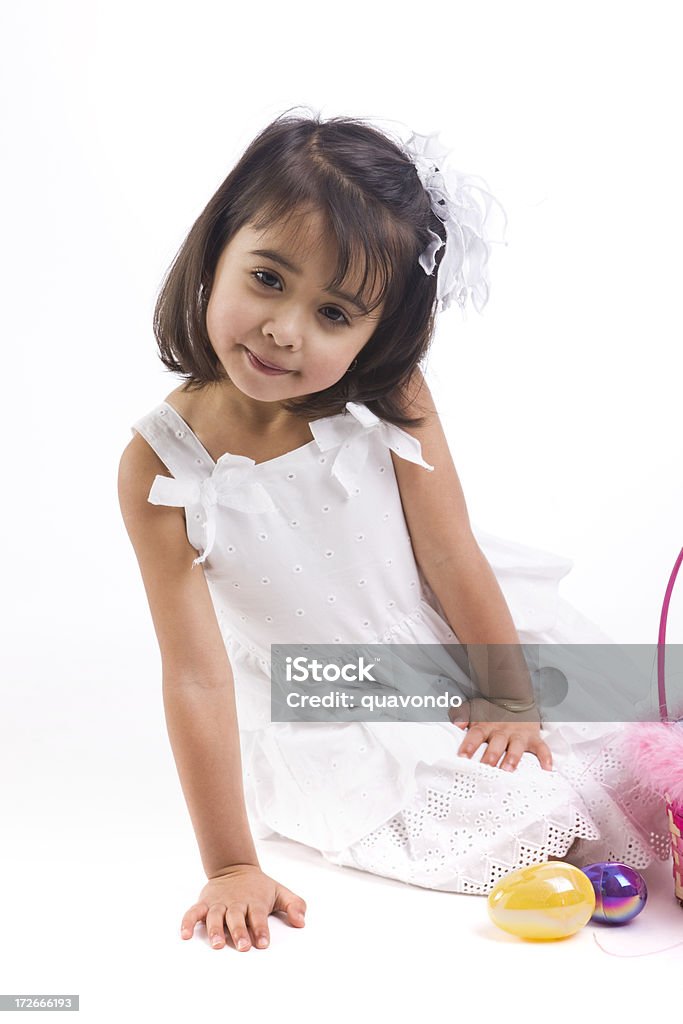 Étnica encantadores niña en vestido de Pascua en la cámara - Foto de stock de Cesta de pascua libre de derechos