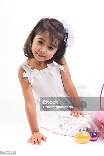Foto de Adorável Menina Étnica Em Vestido De Páscoa Na Câmera e mais fotos de stock de Asiático e indiano
