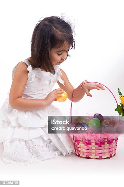 Adorabile Bambina Counting Uova Di Pasqua Nel Cestello Su Bianco - Fotografie stock e altre immagini di Abbigliamento elegante