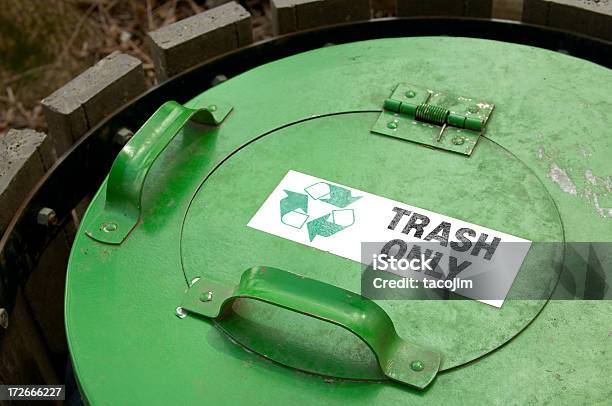 Apenas Lixo - Fotografias de stock e mais imagens de Balde de Lixo - Balde de Lixo, Caixote de Reciclagem, Cor verde