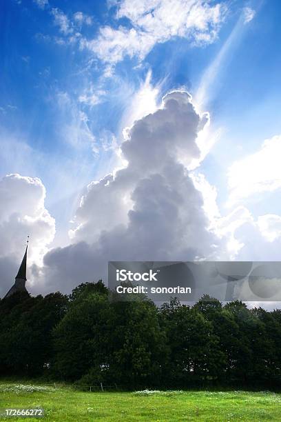 Sob Grande Nuvem - Fotografias de stock e mais imagens de Abaixo - Abaixo, Bíblia, Cristianismo