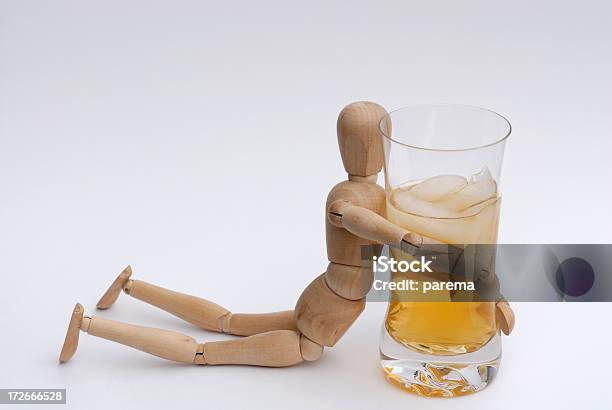 Szkło Scotch Z Pijany Mannequin - zdjęcia stockowe i więcej obrazów Alkohol - napój - Alkohol - napój, Alkoholizm, Ciecz