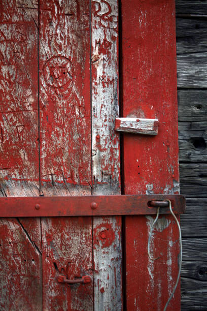 レッドのクローゼットのドア - barn red old door ストックフォトと画像