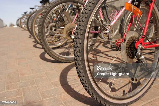 Foto de Suporte Para Bicicleta e mais fotos de stock de Adulto - Adulto, Atividade, Atividade Recreativa