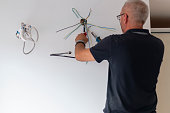 elektriker-pr%C3%BCft-dr%C3%A4hte-auf-de