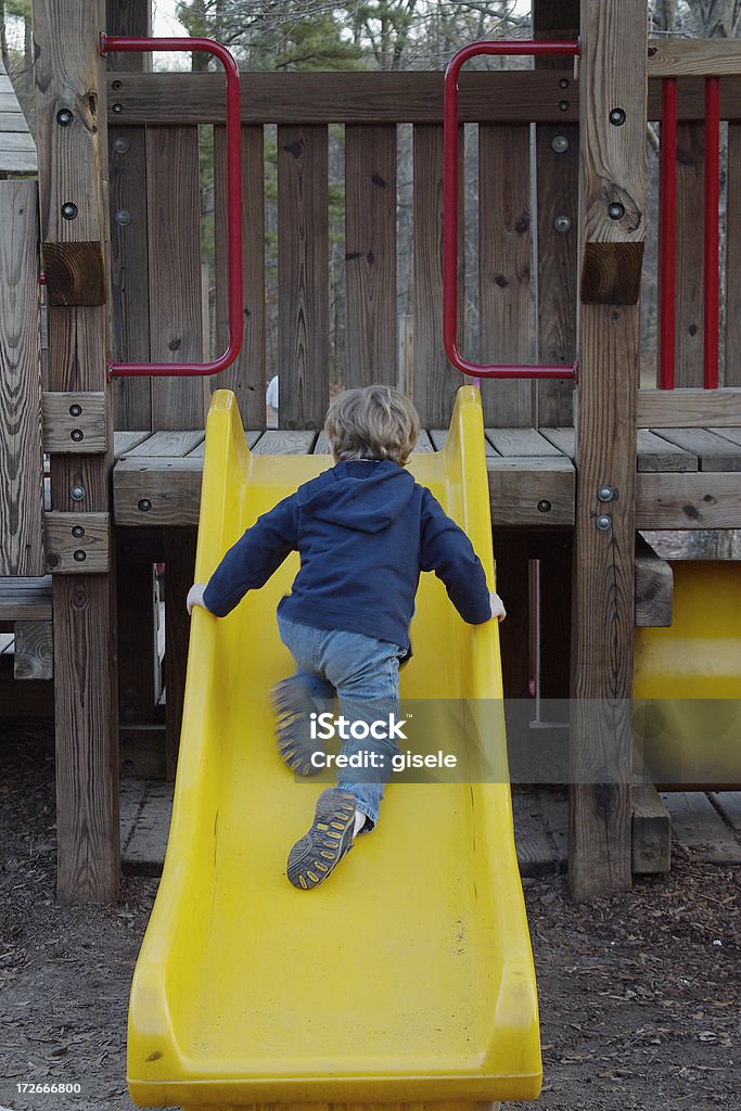 Garçon escalade slide - Photo de Devant derrière libre de droits