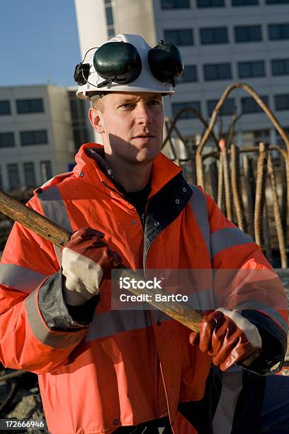 Jovem Trabalhador Da Construção Civil A Construir Poço - Fotografias de stock e mais imagens de Adulto