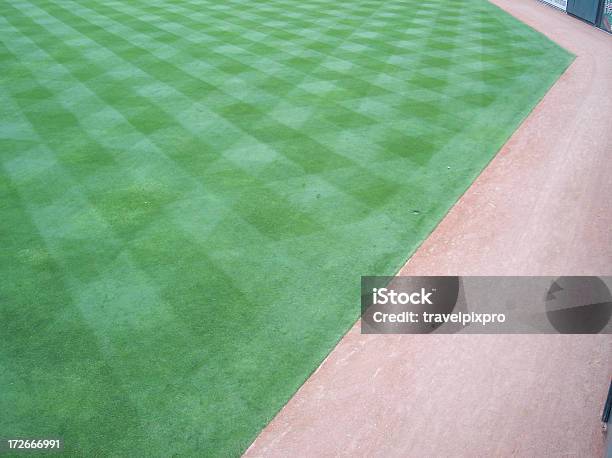 Foto de Campo Externo Grama E Pista e mais fotos de stock de Plano de Fundo - Plano de Fundo, Beisebol, Campo de Basebol