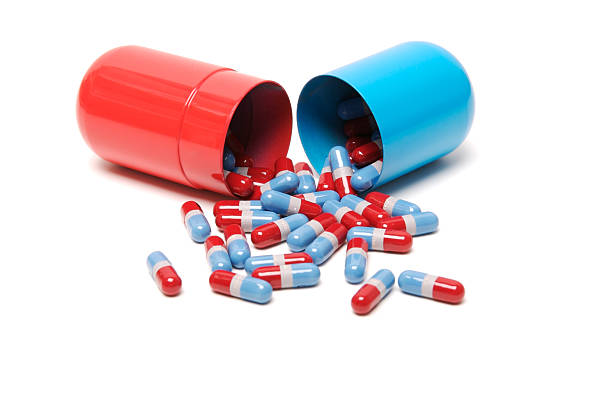 의학 환약 유출 대형 색상화 캡슐 (흰색 배경 - vibrant color healthcare and medicine healthy lifestyle vitamin pill 뉴스 사진 이미지