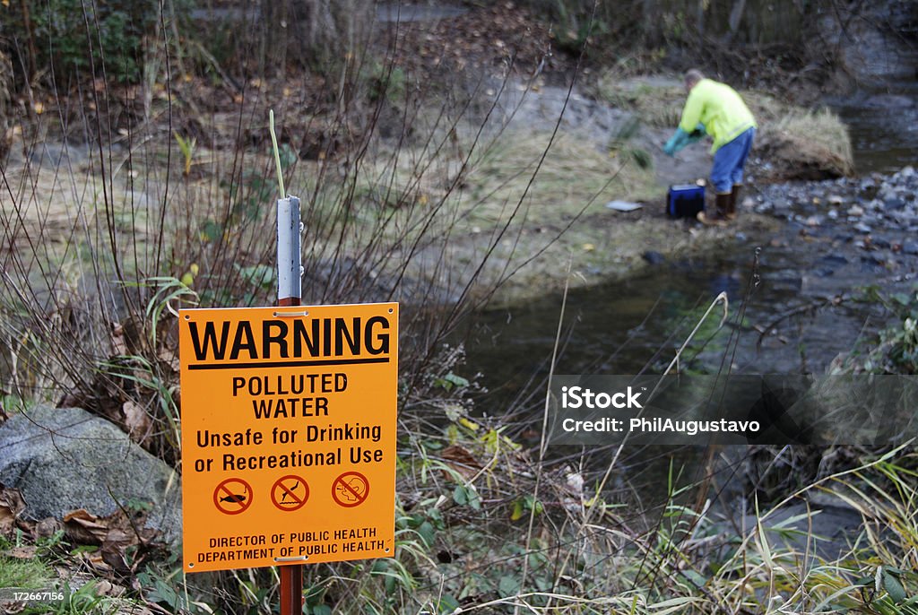 Científico de la obtención de muestras de los niveles de contaminación en creek - Foto de stock de Nocivo - Descripción física libre de derechos