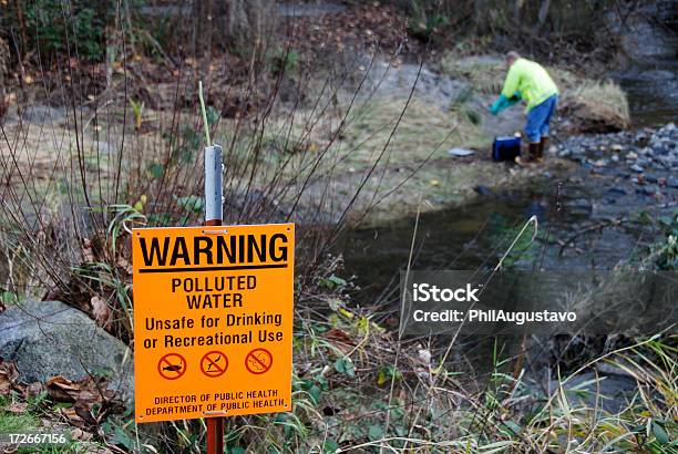 Científico De La Obtención De Muestras De Los Niveles De Contaminación En Creek Foto de stock y más banco de imágenes de Nocivo - Descripción física