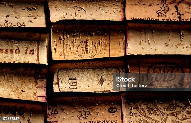 Corks De Fondo Foto de stock y más banco de imágenes de Bebida alcohólica - Bebida alcohólica, Blanco - Color, Cilindro