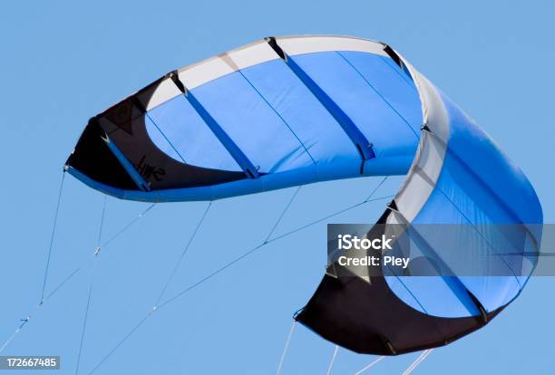 Ala Blue Kiteboarding Foto de stock y más banco de imágenes de Kiteboarding - Kiteboarding, Actividad, Azul