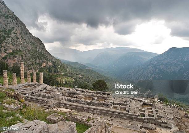 Temple Of Delphi Grecja - zdjęcia stockowe i więcej obrazów Delfy - Delfy, Krajobraz, Duchowość