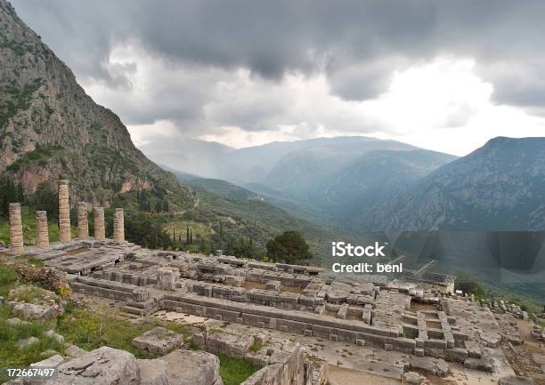 Templo De Delfos Grécia - Fotografias de stock e mais imagens de Delfos - Delfos, Paisagem - Cena Não Urbana, Espiritualidade