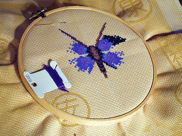 cross coutures un papillon - embroidery cross stitch needle sewing photos et images de collection