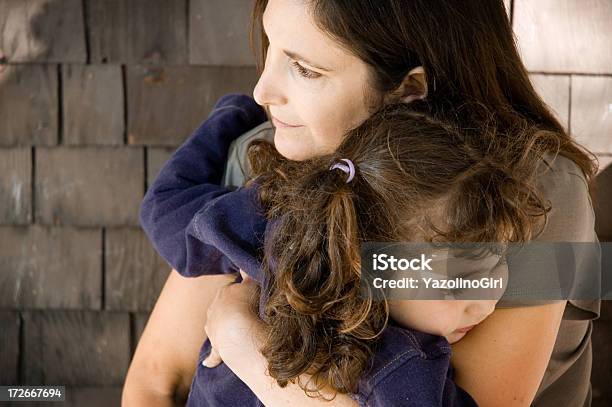 Mãe Mantém Filha Série - Fotografias de stock e mais imagens de Mãe - Mãe, Criança, Abraçar